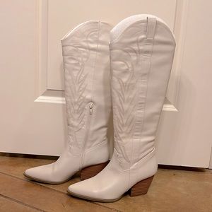NWOT Qupid Cowgirl/Cowboy Heeled Western Boot. 2.5in heel. Size 8.